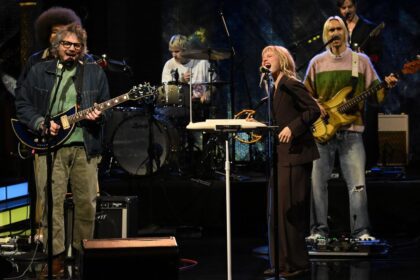 Hayley Williams and Jeff Tweedy Perform 'Ffunny Ffrends' on Colbert